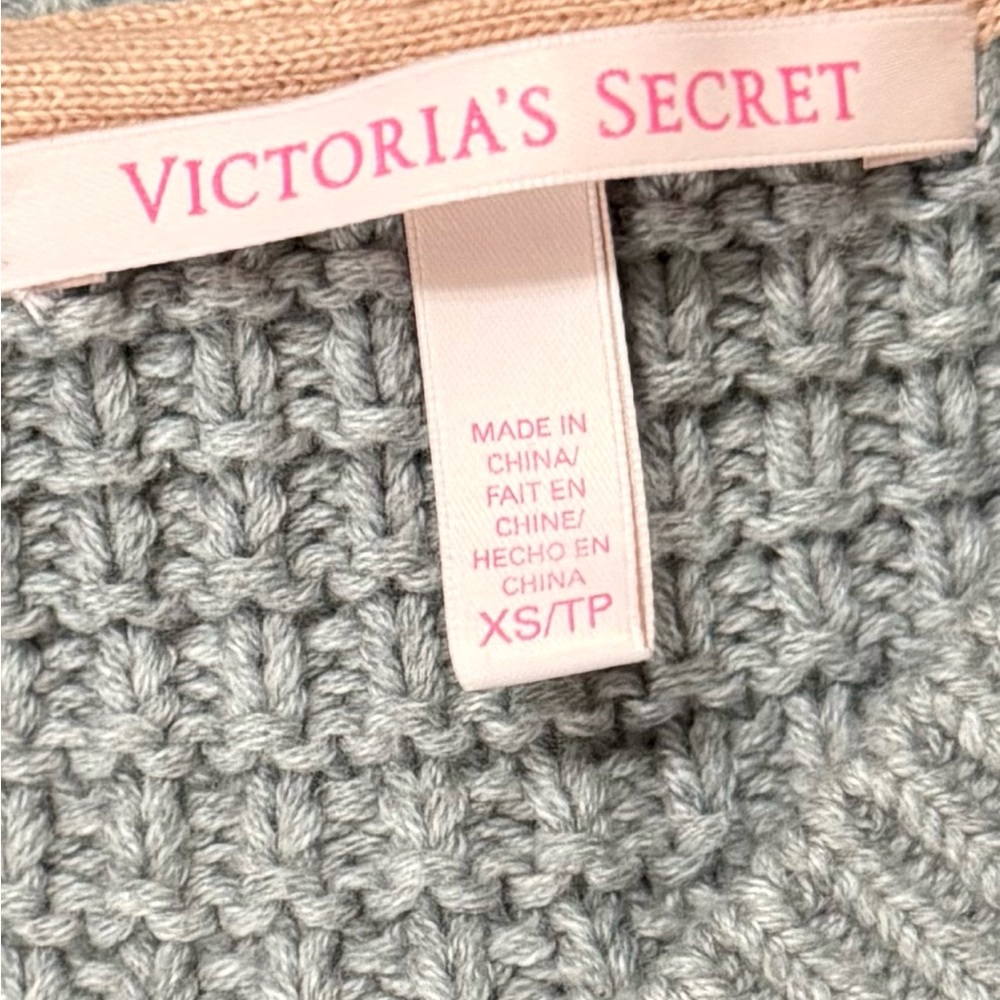 EUC. Victoria's Secret Light Gray V-Neck Waffle Knit Sweater. - Picture 4 of 6